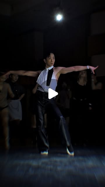 라틴 리듬에 몸을 내맡긴 치명적인 유혹